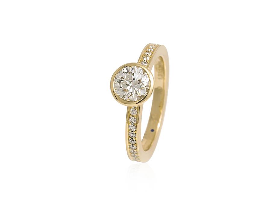 Alpenring Solitaire-Ring Gelbgold 2,0mm eckig schmal mit Brillanten 0,380ct