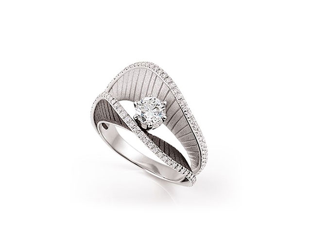 Regina Ring White Ice und Black Lava Gold mit Brillanten 1,64ct