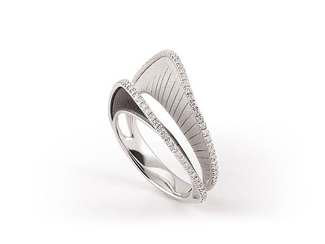 Regina Ring White Ice und Black Lava Gold mit Brillanten 0,240ct