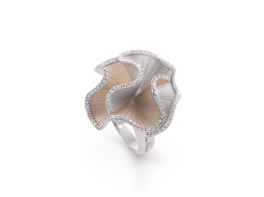 Sultana Ring Bicolor White Ice und Natural Beige Gold mit Brillanten 0,530ct