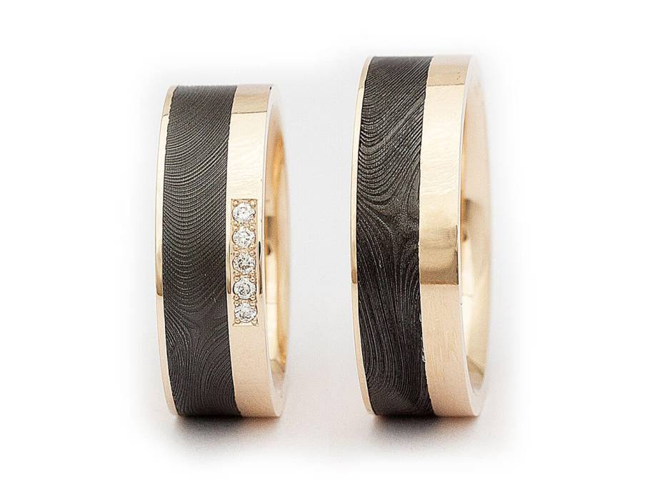 Trauringpaar Damaszenerstahl Schwarz-DLC Gelbgold mit Brillanten 0,075ct