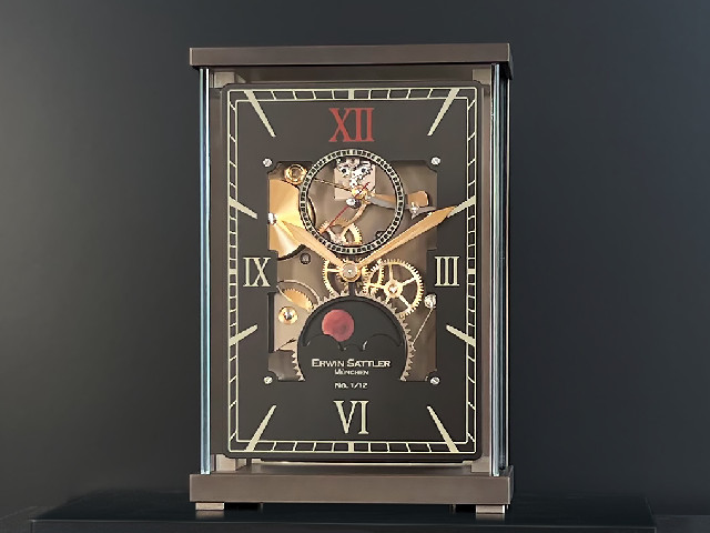 Lunaris Sanguis Tischuhr Handaufzug Messing 23cm schwarzes Zifferblatt limitiert