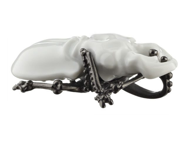 20.271 Anhänger Hirschkäfer weiß glasiert  silber