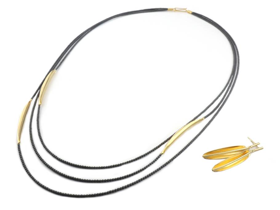 Set aus Collier Silber vergoldet mit schwarzen Hämatitperlen und Ohrhängern Silber vergoldet