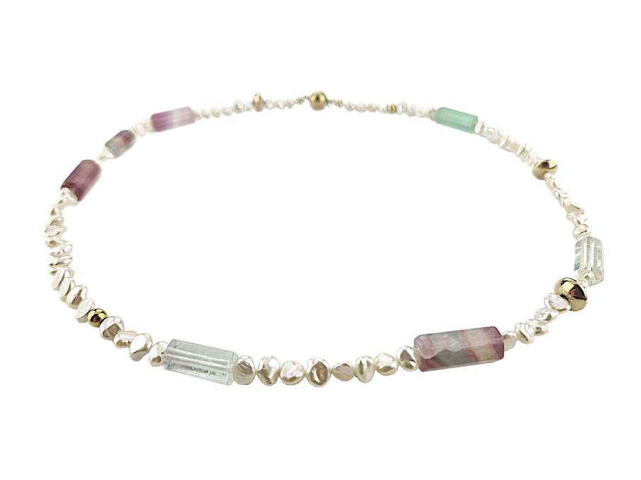 Collier aus weißen Chinaperlen mit facettiertem Flourit 58cm