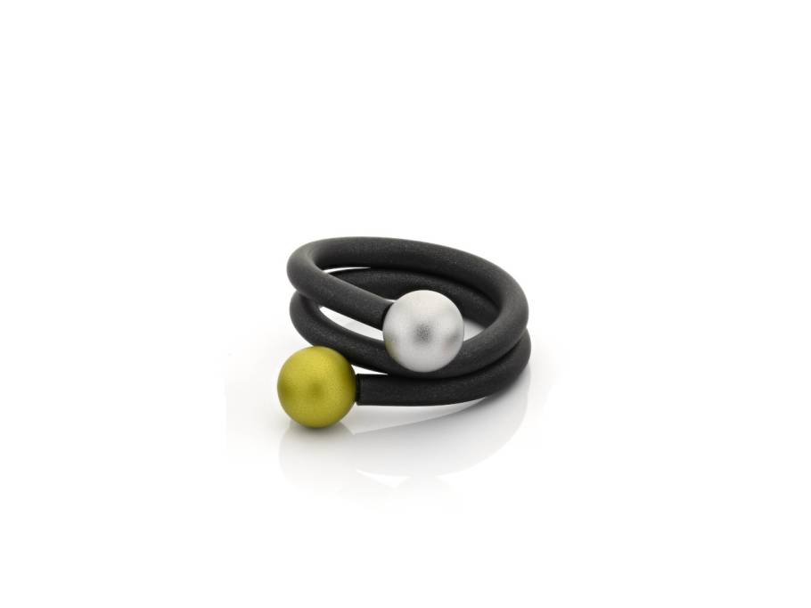 Ring aus Kautschuk mit Aluminiumkugeln grün und silber