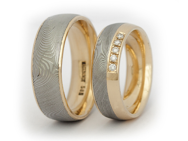 Trauringpaar Damaszenerstahl Gelbgold mit Brillanten 0,075ct